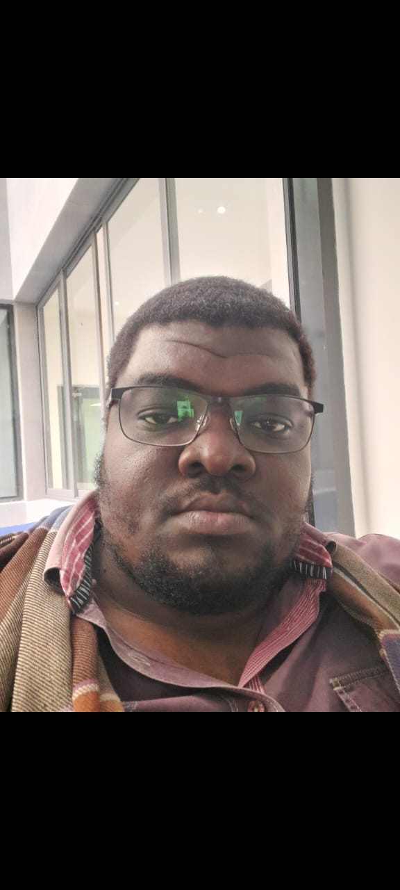 Photo de Jean Martin, costume bleu, sourire confiant